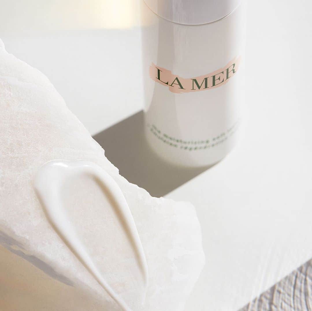 ドゥラメールのインスタグラム：「Slip into something more comfortable. With its fast-absorbing texture, The Moisturizing Soft Lotion is just the right kind of lightweight.」