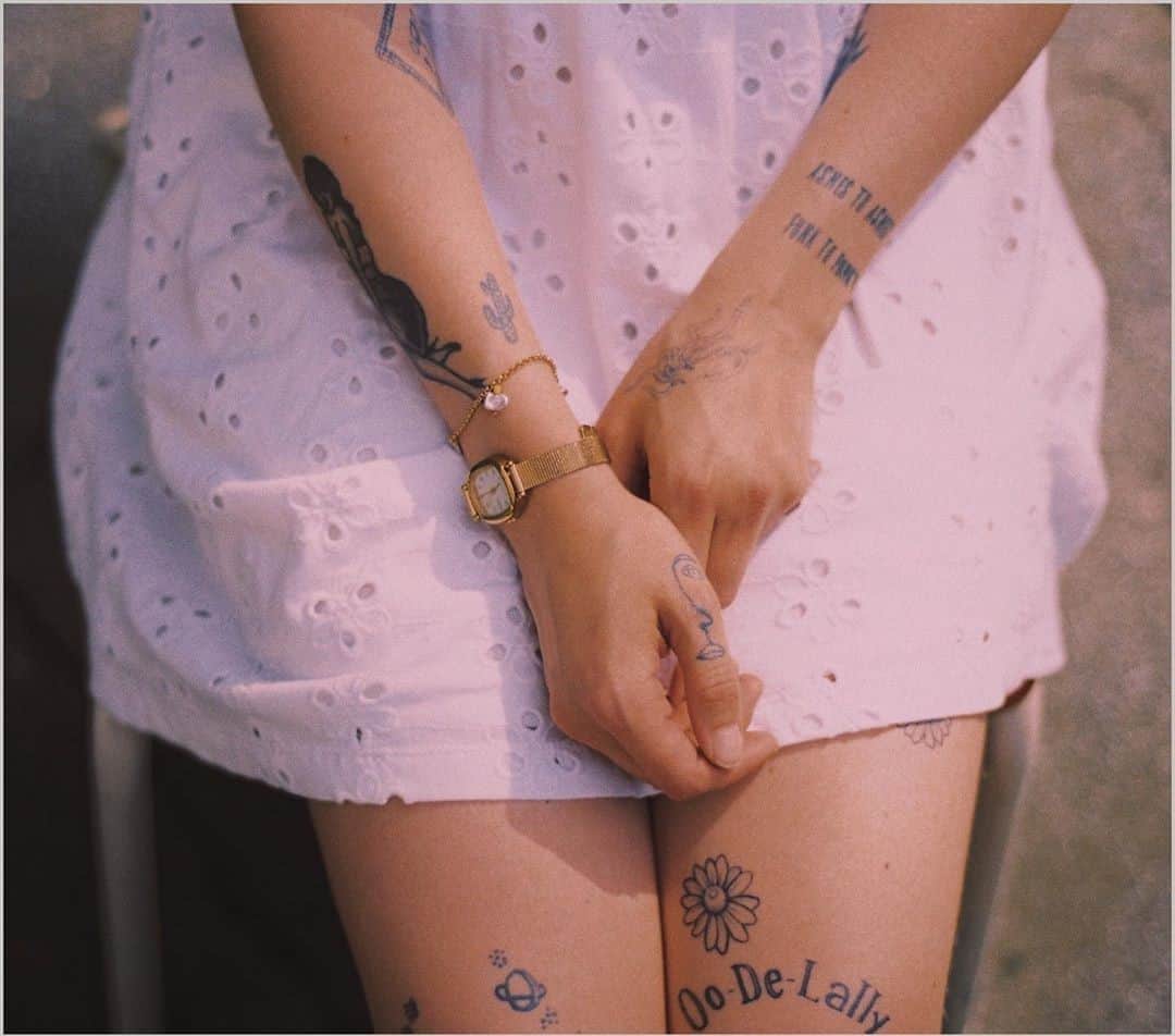 のインスタグラム：「Express yourself with KOMONO⁠ ⁠ @nanda_schwarz⁠ ⁠⠀⁠ ⁠⠀⁠ ⁠⠀⁠ #woman #kate #fashion #watch #love #photography #watchfashion #watchgold #goldwatch #komono⁠」