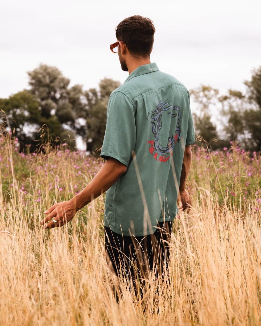 MR PORTERのインスタグラム：「Time to walk off lunch, like Mr @andrewgeorgiades here, with a post-picnic stroll. #MRPORTERLongWeekend」