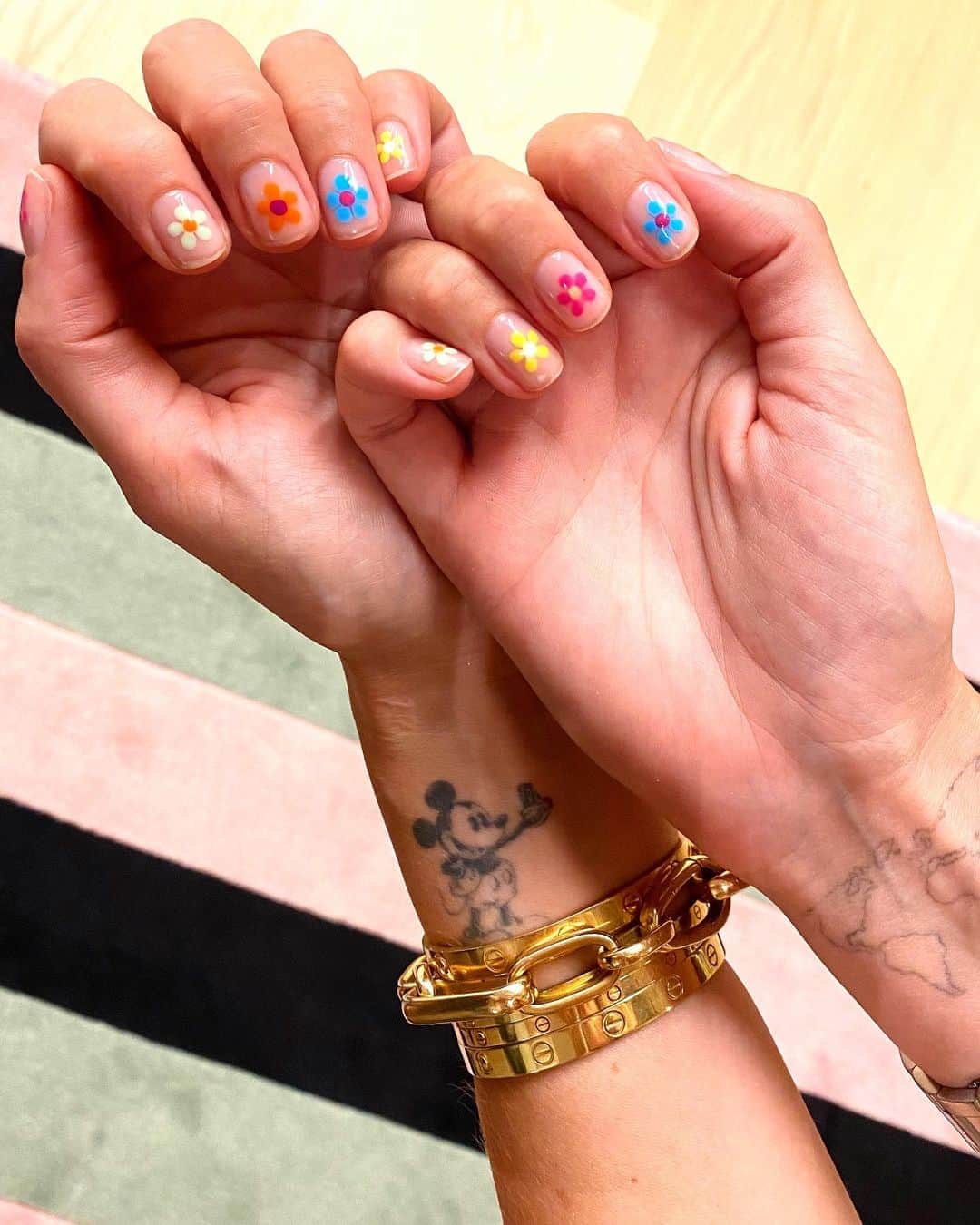 キアラ・フェラーニさんのインスタグラム写真 - (キアラ・フェラーニInstagram)「New 🌸 nails finally by @unghiedellamadonna inspired by @nails.bab 🙏🏻」8月30日 4時01分 - chiaraferragni