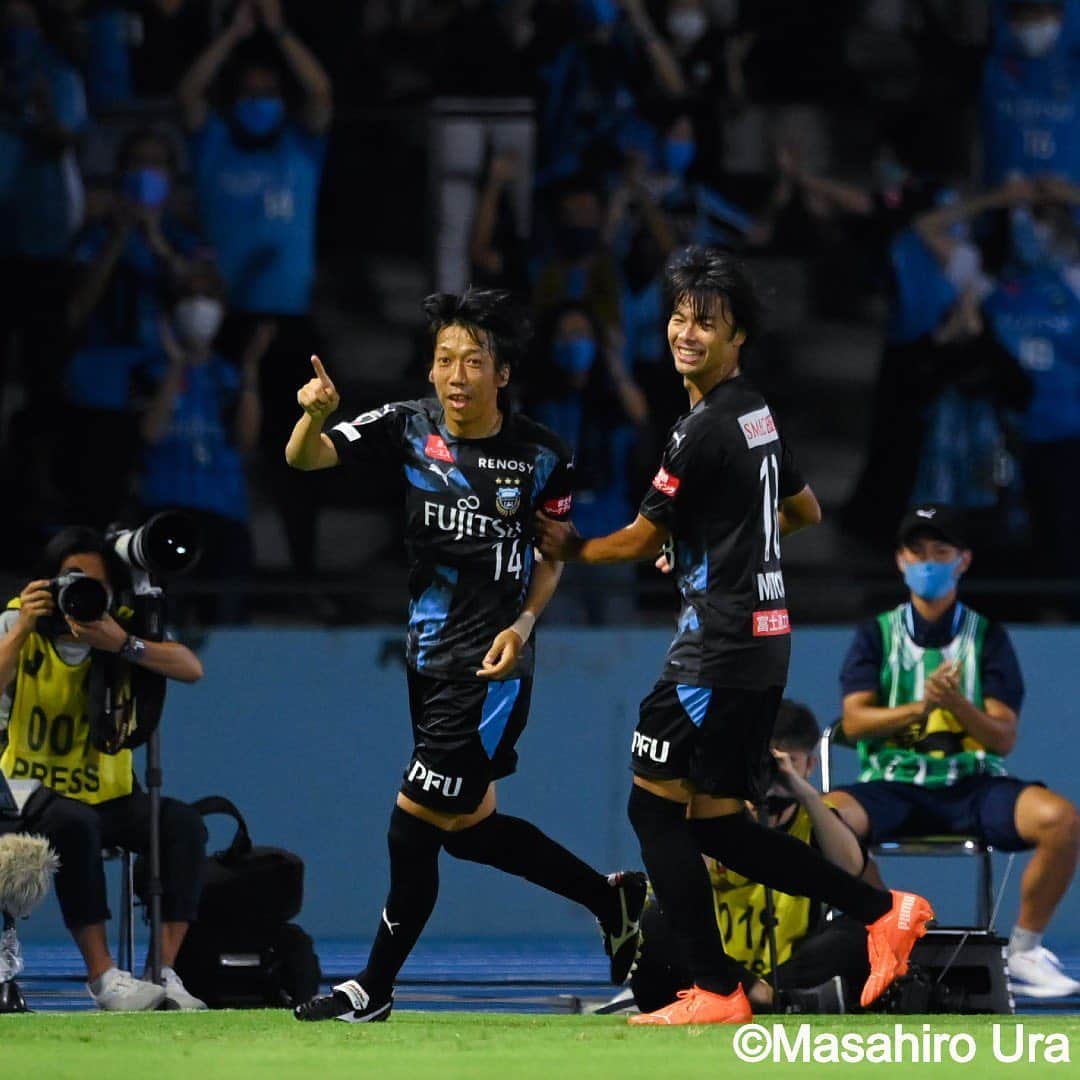 のインスタグラム：「. ＼ ⚽️ 中村憲剛、復帰戦で早速ゴール ⚽️ ／ #川崎フロンターレ がバンディエラの復帰弾を含む、大量5ゴールで清水を圧倒し、ガッチリ首位をキープ🔝 (Photo: Masahiro Ura) . 🇯🇵#明治安田生命J1リーグ 第13節 🆚川崎フロンターレ 5-0 清水エスパルス ⚽#旗手怜央 (21分, 74分)、#レアンドロダミアン (51分)、#中村憲剛 (85分)、#三笘薫 (87分) . #soccer #football #jleague #J1 #kawasakifrontale #frontale #kengonakamura #goaljleague #サッカー #フットボール #Jリーグ #明治安田生命Jリーグ #⚽」