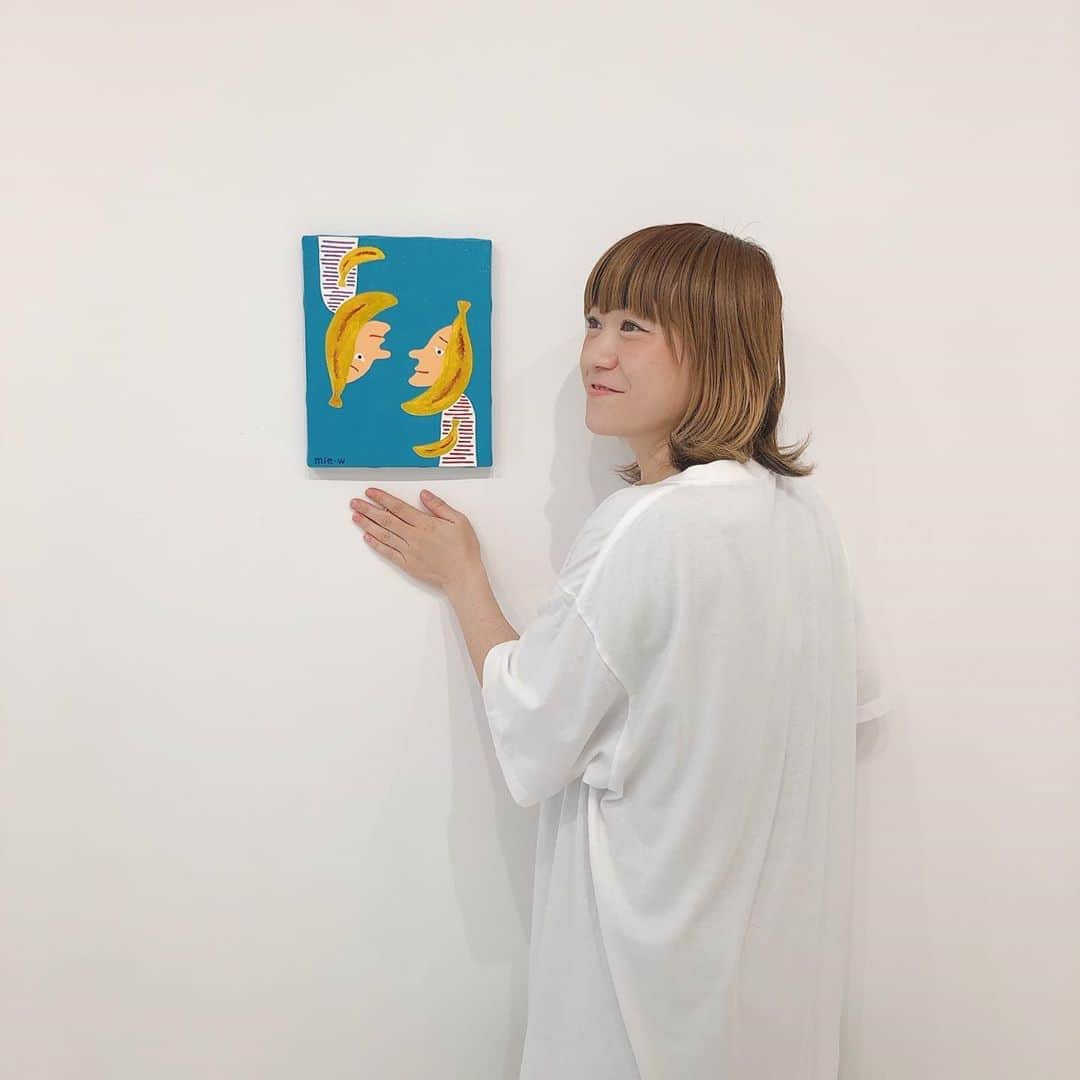 和田美枝のインスタグラム：「はじめての個展。  明日でラスト  この2日間、暑い中ありがとうございます❗️ 明日も暑くなるようなので、来て下さる方はホントにお気をつけてお越し下さい😌  #個展 #art #絵 #消しゴムはんこ #帽子」