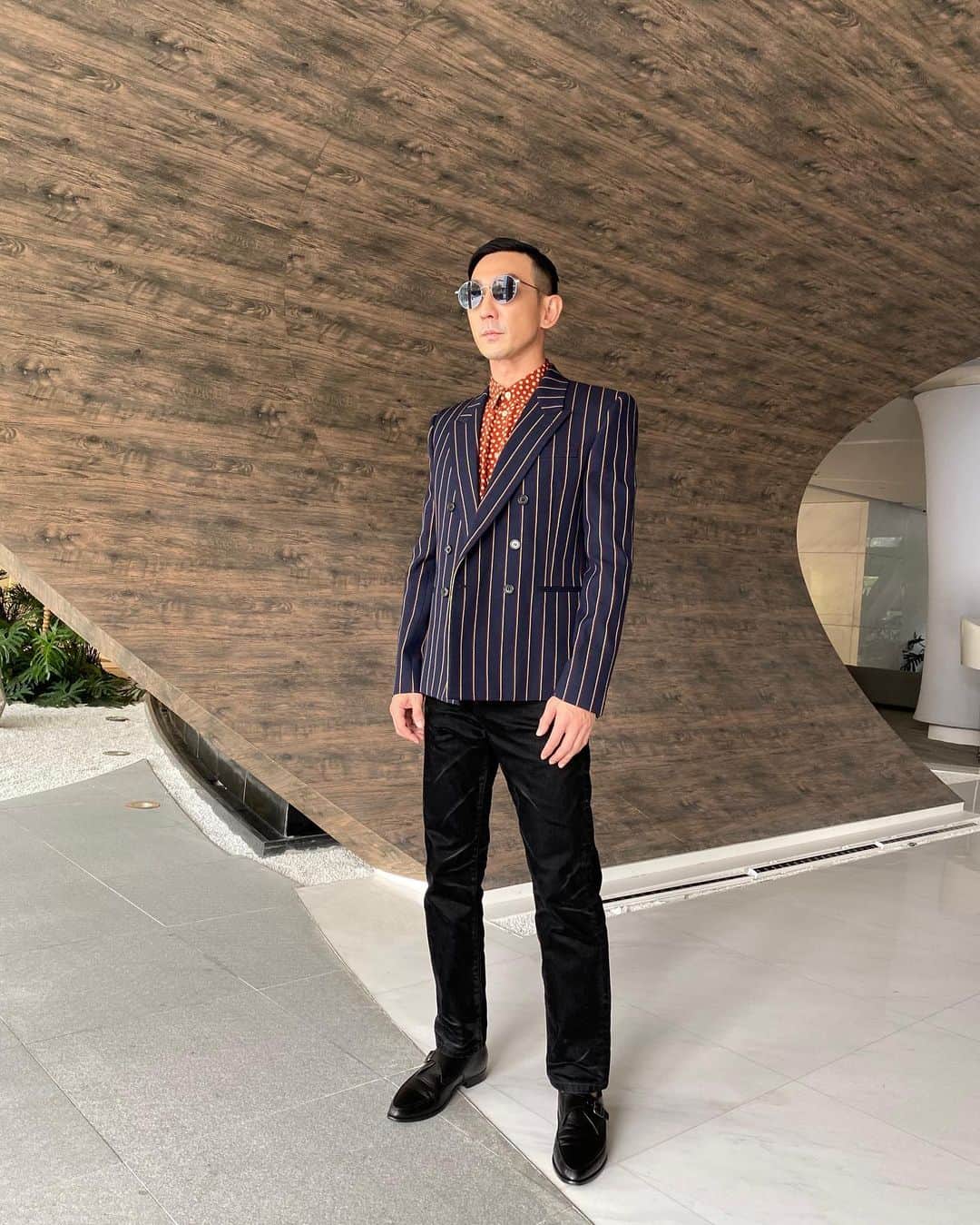 サム・リーのインスタグラム：「最近喜歡復古風格的配搭 @ysl #saintlaurent」