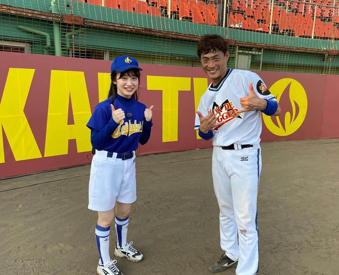 桧山進次郎さんのインスタグラム写真 - (桧山進次郎Instagram)「マジやばい😨😨😨  本日放送されたTBSテレビ「炎の体育会TV」にてマスク・ド・スラッガーとして出演‼️  久々にNMB48チームNのキャプテン川上千尋ちゃん(ちっひー)に会った。久しく会わんうちにすっかり大人っす‼️ 折角なんで記念写真😁  さぁ肝心の野球はと言うと。対戦相手は本橋未菜ちゃん(16歳)  ※硬式野球 ・中学時代県大会でノーヒットノーラン達成 ・男子もいる中で埼玉県選抜に選ばれた可愛い女子😁  結果はマジのマジで真剣勝負をしあえなく三振。そしてマスクを脱ぐ事に⤵️⤵️⤵️  いずれは日本の女子プロ野球界を背負って立つ投手に間違いなくなる‼️  あ〜完敗っす😰 もう出演依頼来ないかもなぁ⁉️いやいや未菜ちゃんが凄過ぎたんです⤴️ #tbsテレビ  #炎の体育会tv  #マスクドスラッガー  #nmb48  #川上千尋 ちゃん #本橋未菜投手  #桧山進次郎」8月29日 22時52分 - hihihihi_yan