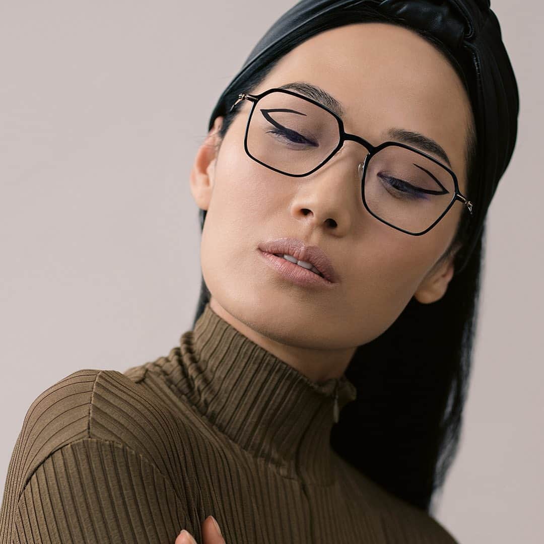 シルエットのインスタグラム：「Add a striking angular eyeliner to compliment your geometric frames. To create this futuristic look, experiment with the shape and direction of your eyeliner. ⁠Featuring: Lite Spirit 2927⁠⠀ .⁠⠀ .⁠⠀ .⁠⠀ #silhouetteeyewear #tryitwearitloveit #eyeweardesign #luxuryeyewear #fashioneyewear #opticalframes」