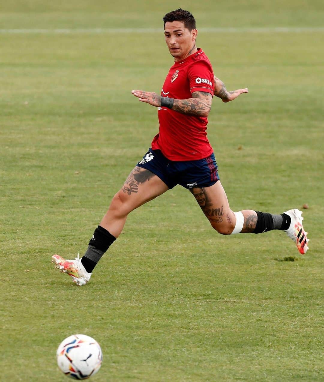 LFPさんのインスタグラム写真 - (LFPInstagram)「❤️⚽️🖤 The 'COMMANDANT' @chimy_avila!  ❤️⚽️🖤 ¡El 'COMANDANTE' #Chimy!  #Osasuna #LaLiga #LaLigaSantander #Football」8月29日 22時55分 - laliga