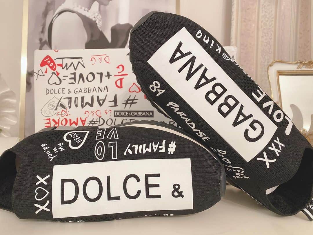 YUJI_MATSUDA_KUNのインスタグラム：「届いたよ！﻿ ﻿ Dolce&Gabbanaのスニーカー👟﻿ ロゴとグラフティがかわいいよね！﻿ ﻿ でもDolce&Gabbanaって聞くと瑛人くん思い出しちゃうよね！笑﻿ ﻿ 秋になったら履こうっと💓﻿ ﻿ #DolceandGabbana﻿ #ドルチェアンドガッバーナ﻿ #Sneaker﻿ #スニーカー」