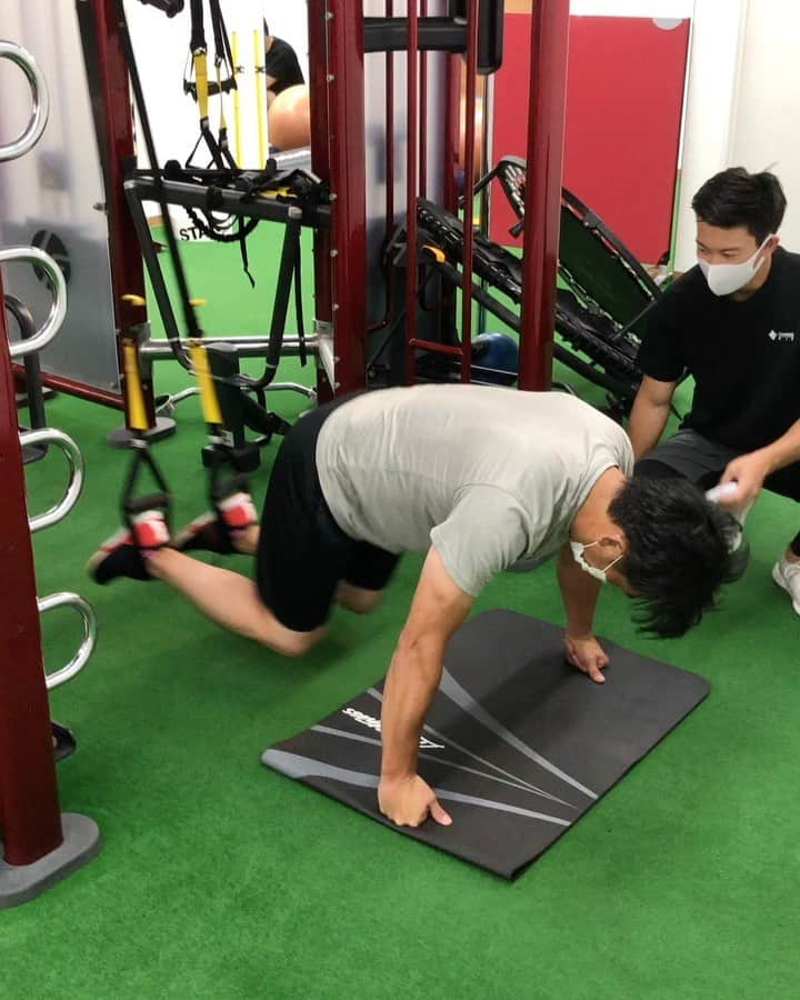 天谷宗一郎のインスタグラム：「『もう1度動ける身体へ』part4…？ 今日も#changefit さんでトレーニングをしてきました。 熱血トレーナー末松君にビシバシ鍛えられました… 興味のある方は是非連絡下さい💪 #changefit  #もう1度動ける身体へ #trx  #熱血トレーナー #イケメントレーナー #パーソナルトレーニング  #肉体改造」