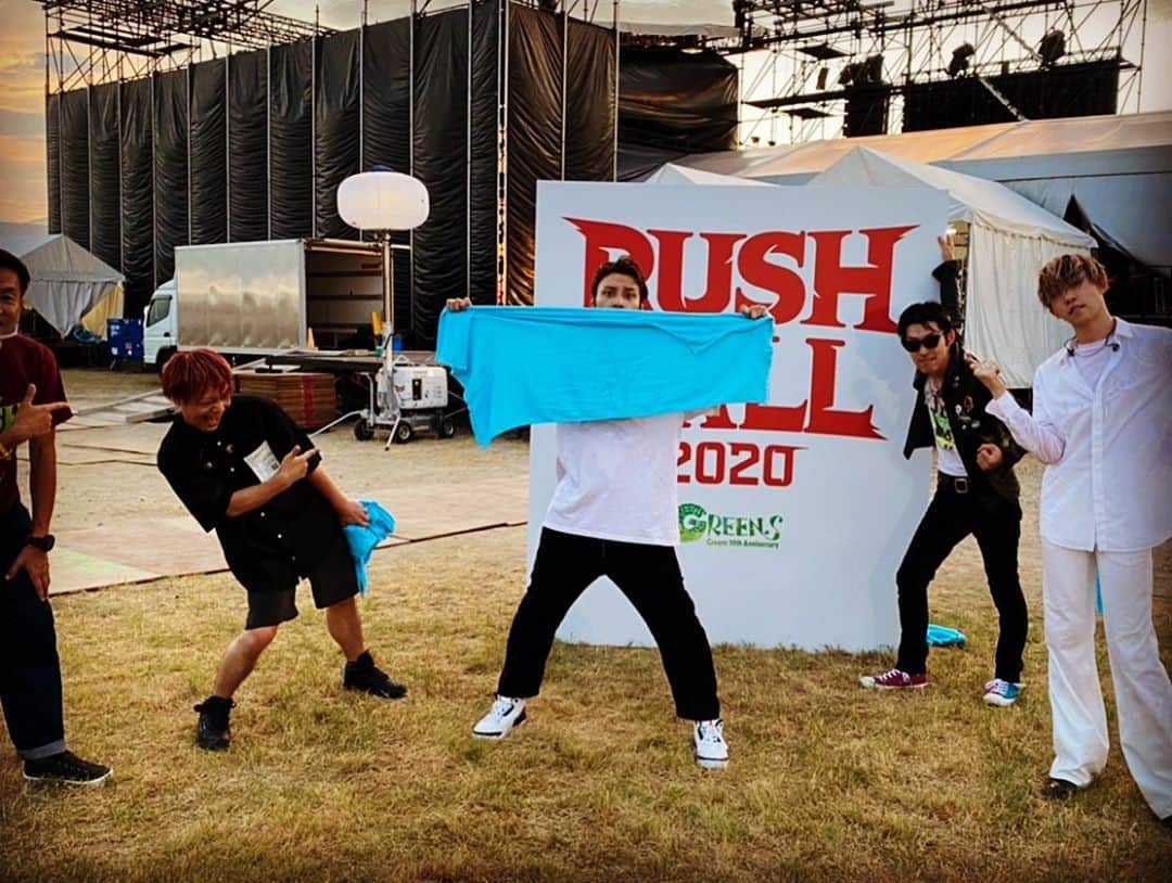 大抜卓人さんのインスタグラム写真 - (大抜卓人Instagram)「RUSH BALL 2020！ DAY 1！ 皆様お疲れ様でした！  「開催してくれたイベンターさんに思いを届けたくて」RUSH BALL 2020のオープニングをかざった地元関西の　#ハンブレッダーズ DAY DREAM BEATから高らかにスタートし最後は「ライブハウスで会おうぜ」の置き手紙のようなクロージング（涙）はじまった！  「これからもしっかり音楽を届けていきたい」メンバーからオーディエンス、イベンターへ溢れんばかりの感謝の思いがライブに詰まっていた！2回のATMCを経てようやくのメインステージ！エモーショナルな音が会場にこだました！ #cinemastaff   「今年最初で最後の夏フェスなんで」新曲のシーグラスも初披露！この夏の思い出を会場に集ったオーディエンスとシェアしたいと夏特盛なセトリ。入道雲を背景に煌めきが詰まった爽やかなライブに！ありがとう！ #SaucyDog   「マスク越しでも笑顔が見られてよかった！」とメンバーも。ステージから見たお客さんの盛り上がりはディスタンスライブである事を忘れるほどに開いた隙間に熱狂が埋まっていた！ラスト2曲は彼等のバンドマンとしての心を高らかに歌っているようだ！やっぱり彼等はすごい #キュウソネコカミ   「ようやくここまで来れましたね」6月の無観客配信ACCESS CODE OSAKAから関西ライブシーンの前進を共に歩んできた彼等！愛らしいメンバーとオーディエンスの相思相愛っぷり。暑さでPCが壊れるアクシデントも曲変更で百戦錬磨な締め！お帰り！ #kanaboon   サウンドチェックから彼等の色に染まっていた！石毛くんの「Disco‼︎」の高音スクリームが会場に響き渡り、ノブ君がステージを暴れ回る！ラシュボならではの光景に彼等もこのイベントに欠かせないバンドである事を改めて感じた。Love&Disco‼︎ #thetelephones   「久々なんで緊張しましたね」とは言うものの彼等が紡ぐメロディーとメッセージが会場いっぱいに響き渡り笑顔を引き寄せるイトに。ラストの栞は日本のライブシーンに春の訪れを願う唄のようだった。ありがとうございました！ #クリープハイプ  僕らの未来に懸けてみよう♬クロージングにメッセージを込めて生粋のライブバンドがステージを去った！スタートから彼等の音楽と戯れるように踊るオーディエンス！この相思相愛に欠かせないプリティーも復活！4人のご機嫌なメロディーが帰ってきた！ #gogovanillas  「みんなが歌えないぶんは俺たちが歌うから！」半年ぶりのライブ！その幕開けは「起死回生STORY」彼等のこのステージにかける意気込みを受け止めたオーディエンス。最後はBLACK MEMORYの昇天！スタジアムバンドの作法で会場を魅了した！ #オーラル  #theoralcigarettes  会場のバックステージに到着した瞬間からイベンターさんの思いに特別な感情が湧いてきたという。Bedroom Verと数々のアンセムを交えて今年だけの特別なステージを。ラシュボオーディエンスと関係者にメッセージな「Starrrrrrr」で大団円！最強！ #Alexandros   #ラシュボ  #rushball2020」8月29日 23時10分 - takutoonuki