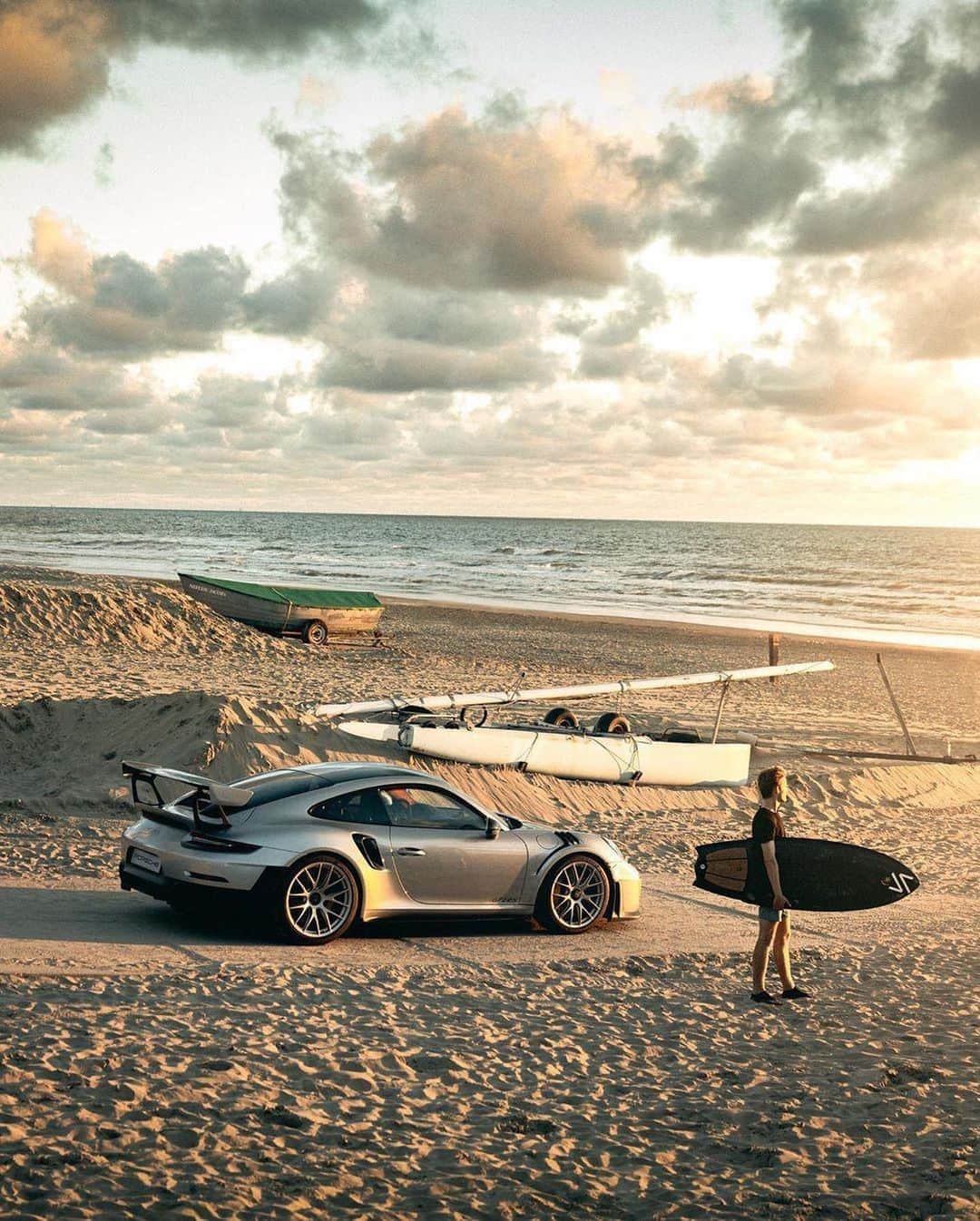 Porscheさんのインスタグラム写真 - (PorscheInstagram)「Surf's up when the 911 GT2 RS goes beachside.  (📸 @twinphotographys) #PorscheMoment」8月29日 23時09分 - porsche
