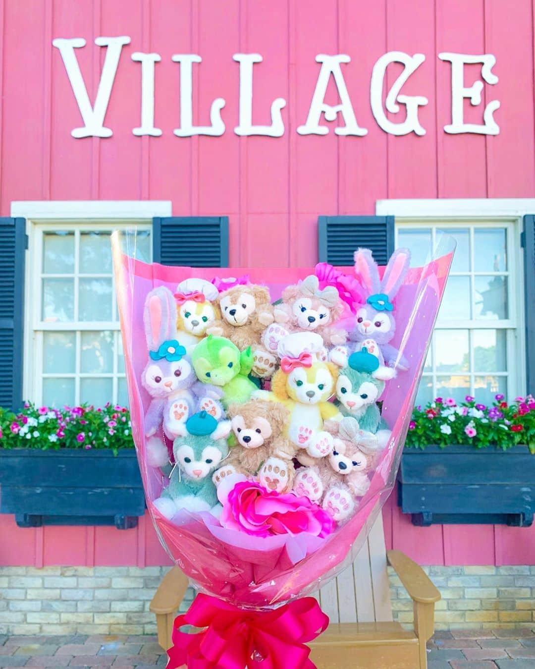 Kanaのインスタグラム：「ㅤ ㅤ 見てーーーーっ😍💗💗💗✨ ㅤ ㅤ ダッフィーフレンズブーケ🧸💐 ㅤㅤㅤㅤ 可愛すぎる、、みんな愛しい🥺💖 ㅤㅤㅤㅤ ㅤ ㅤㅤㅤㅤ ひろきさん( @hirokipecora )から あやかなめぐやぎぽん結成1周年記念に 素敵すぎるプレゼントをいただきました😭💕💕 ㅤ これ手作りなんだって！ すごすぎませんか、、？🥺💓 ㅤ ちゃんとオルくんいるのも 嬉しいポイントだった🐢🤍 ㅤㅤ ㅤ ひろきさん天才💁🏼‍♂️✨ ㅤ ㅤ ㅤ ㅤ めっっっちゃくちゃ嬉しくて もらったときみんなで叫んだ🤣💖 ㅤ ㅤㅤㅤㅤ ほんっと〜〜〜に ありがとうございました🥰🙌🏻✨ ㅤ ㅤ ㅤ ㅤ ㅤ ㅤ ㅤ ㅤㅤ #kana_disney #あやかなめぐやぎぽん ㅤㅤ ㅤㅤ #東京ディズニーリゾート #東京ディズニーシー #ディズニーシー #ケープコッド #ダッフィーフレンズ #ダッフィーアンドフレンズ #ダッフィー #シェリーメイ #ジェラトーニ #ステラルー #クッキーアン #オルメル #花束 #ぬいぐるみブーケ #tokyodisneyresort #tdr #tokyodisneysea #tds #duffyandfriends #duffy #shelliemay #gelatoni #stellalou #cookieann #olumel」