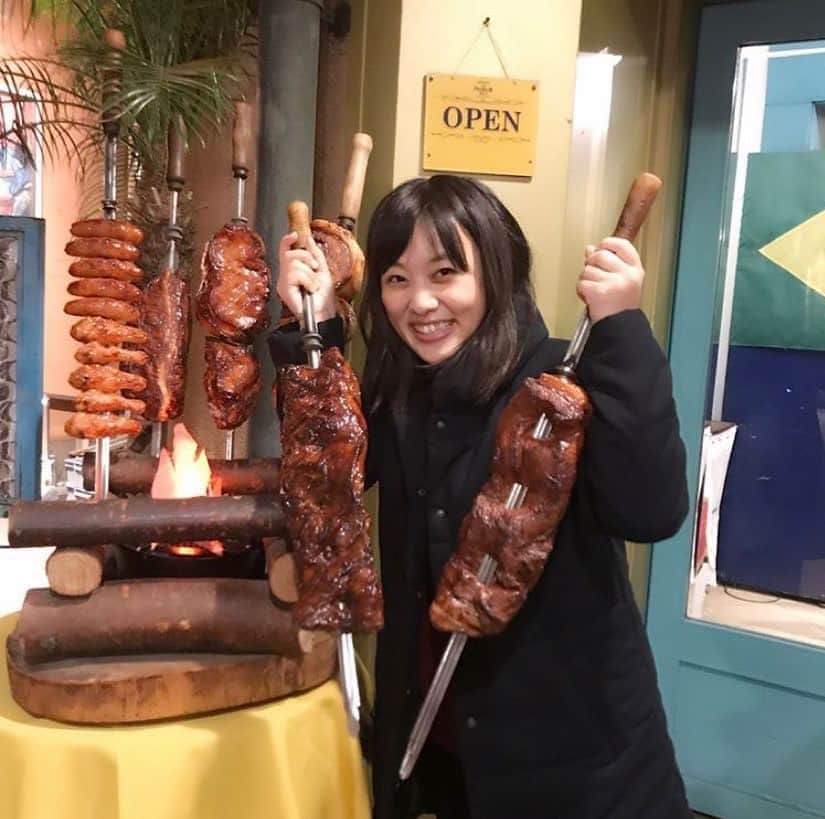 のインスタグラム：「＊ きょうはお肉を食べられなかったので 2年前に初めてシュラスコに行ったときの 写真をアップしよう(*^ω^*)❤️  すごいフォトスポット！😂✨ ＊ #肉の日 #お肉 #シュラスコ #🍖 #gourmet #初シュラスコ  #楽しくて美味しかった思い出  #photospot #グルメ #美味しいもの大好き」
