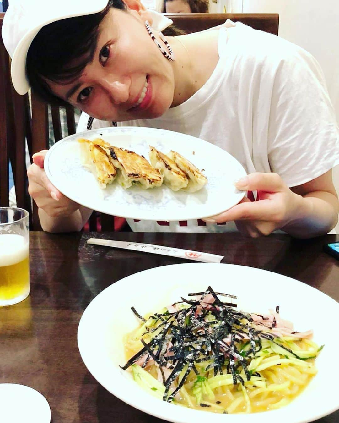 鈴木砂羽さんのインスタグラム写真 - (鈴木砂羽Instagram)「#thehotelseiryukyotokiyomizu  #k36thebar   京都に住む 友達が連れて行ってくれました。 ルーフトップのオシャレバー。 夕暮れ時の🍸🌇🍹 贅沢な時間だなぁ。 ありがとう。感謝です💫🙏💫  #法観寺 #八坂の塔を眺めながら   もちろん餃子も🥟 京都餃子はガッツリ系 スタミナつきそうです。 でもサカイにきたら やっぱり冷麺でしょ😽  #餃子 #みその橋サカイ」8月29日 23時12分 - bombon_sawa