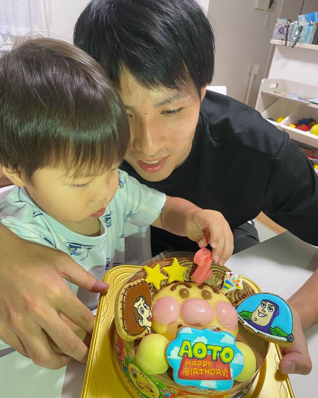 平田亮介さんのインスタグラム写真 - (平田亮介Instagram)「2020.08.29 息子2歳になりました！！  いつも元気MAX🥳 これからも元気に大きくなってくれ😎 それだけや〜☺️  #2歳 #誕生日 #息子 #元気いっぱい  #蒼斗くん #体力お化け #最近はおままごとが好きみたい #アンパンマン大好きっ子 #トイストーリー大好きっ子 #カルピス大好きっ子」8月29日 23時13分 - ryosukehirata