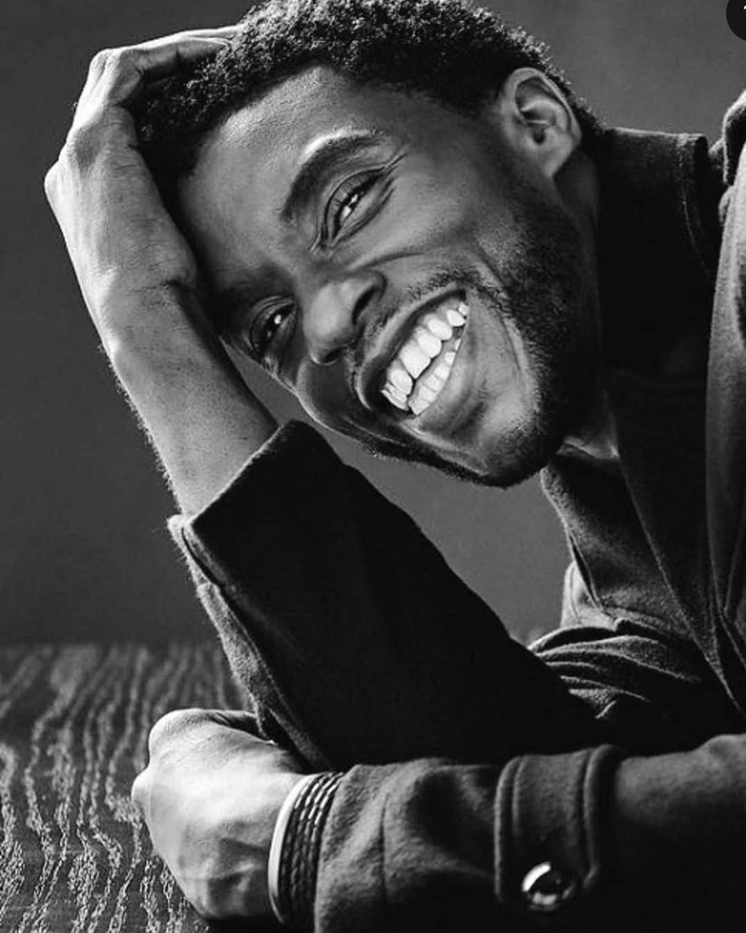 ジェニファー・エスポジートのインスタグラム：「This man will go on as a hero forever to inform young African American children that they CAN be superhero’s !!! The FIRST to do so and done with such grace. I’m so sick of crying this year. The loss, the pain, the devastation, the racism, the hatred and most of all the INJUSTICE of it all brings me to my knees.  I’m so deeply deeply sad. #restinpeace #chadwickboseman」