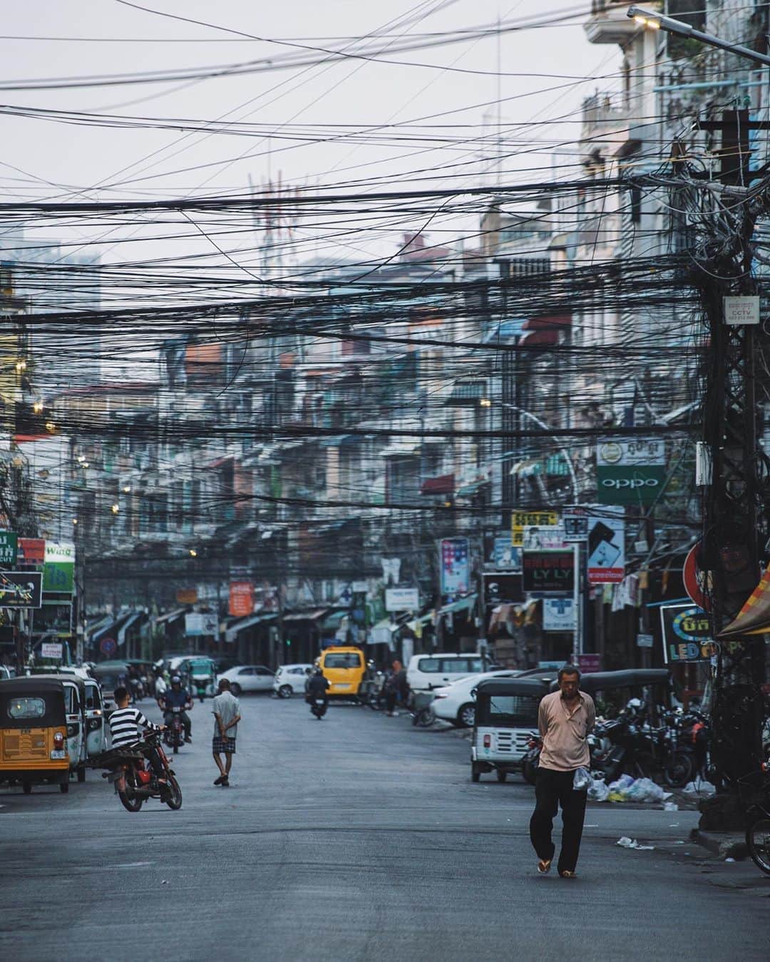 Shunsuke Miyatakeのインスタグラム：「Wandering in wired morning, Phnom Penh, Cambodia」