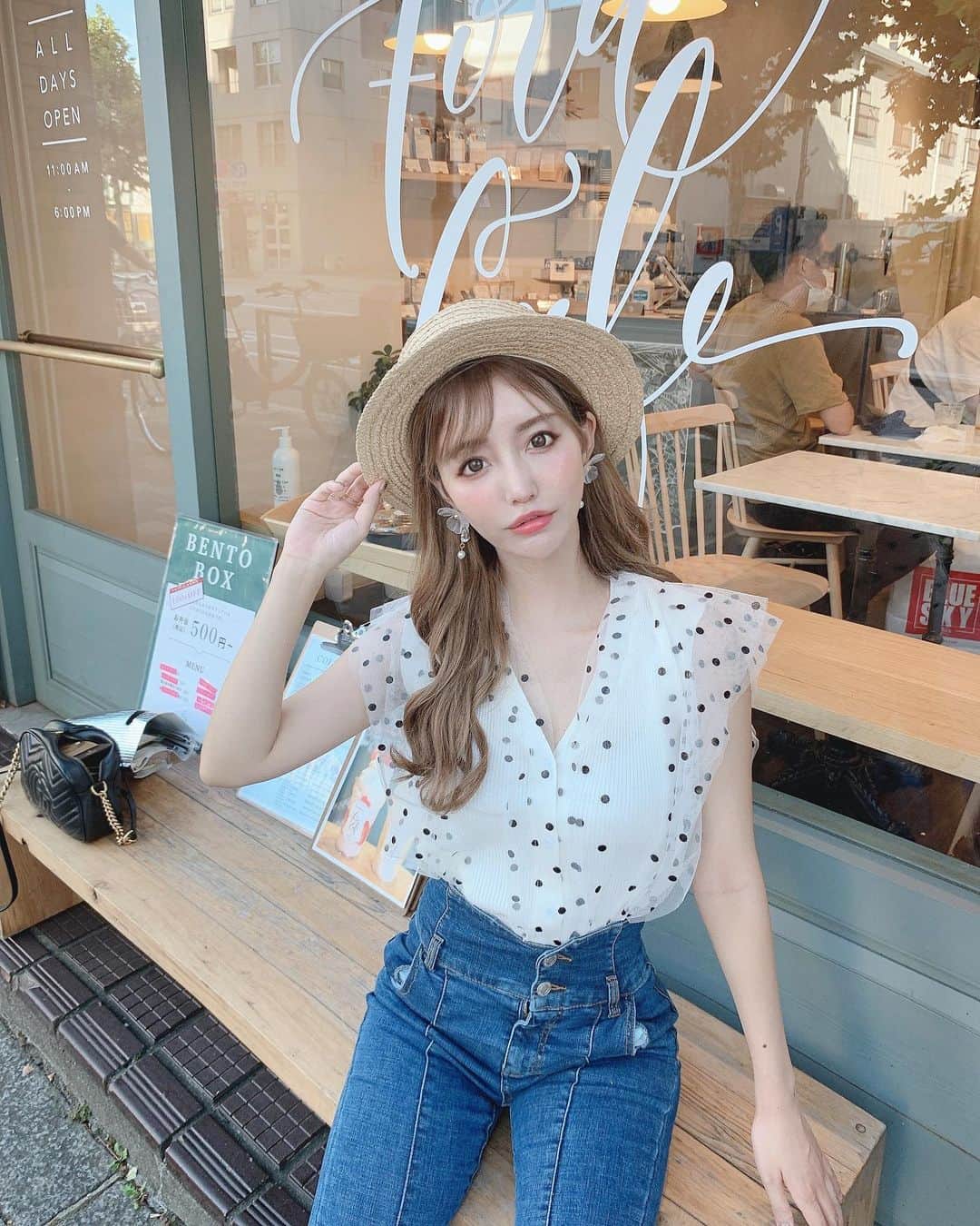 のインスタグラム：「【今日のcodeさん👗💕】 . 今日は昼間に西早稲田でカフェ巡り🤲✨ ドット柄のトップス着たよ🧸💕 これめっちゃ形可愛いしシースルーなデザインがお気に入り🤲❤️ ( @lira24official )のだよん🧚 . 昼間のカフェ巡りの時はデニムパンツ👖にあわせて 夜のディナーの時は黒のフレアスカートに着替えました🥺💕 . #code #codenate #fashion #セレクトショップ #selectshop #ドット柄 #ドット柄トップス」