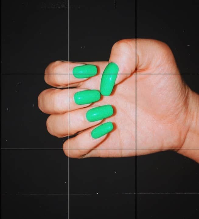 新原聖生さんのインスタグラム写真 - (新原聖生Instagram)「NEON GREEN🧩 . . . . #newnail#スクエアネイル#ネオングリーン#neoncolor」8月29日 23時31分 - mellowmellowsena