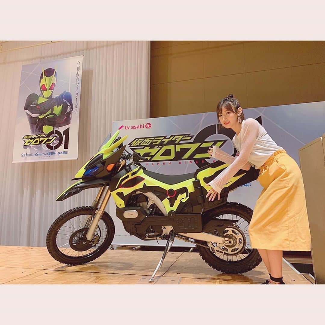 のインスタグラム：「♡  早いもので、明日の放送で 仮面ライダーゼロワン最終回です。  記者発表に行かせて頂いてから もう１年経つのかと…早い。  そして、ゼロワンがどの様に終わるのか。  私が1番気になるのは、  イズちゃんは？🥺🥺🥺🥺  です。  1年間の集大成を見届けましょう！！  #お疲れ様ゼロワン #滅も好きです #ヒューマギアは人間と心を通わせるパートナーだ  #井坂仁美 #hitomiisaka #仮面ライダーGIRLS #kamenridergirls #KRGS #kamenrider #仮面ライダー」