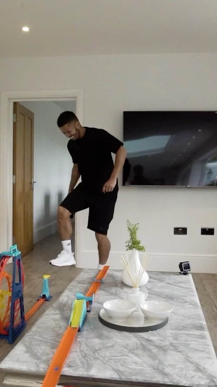 F2Freestylersのインスタグラム：「@hotwheelsofficial challenged us to build an epic track around the home followed by a Man vs Machine race! It was #challengeaccepted 🏎🔥  New video out now in bio! 🎥 #ad」