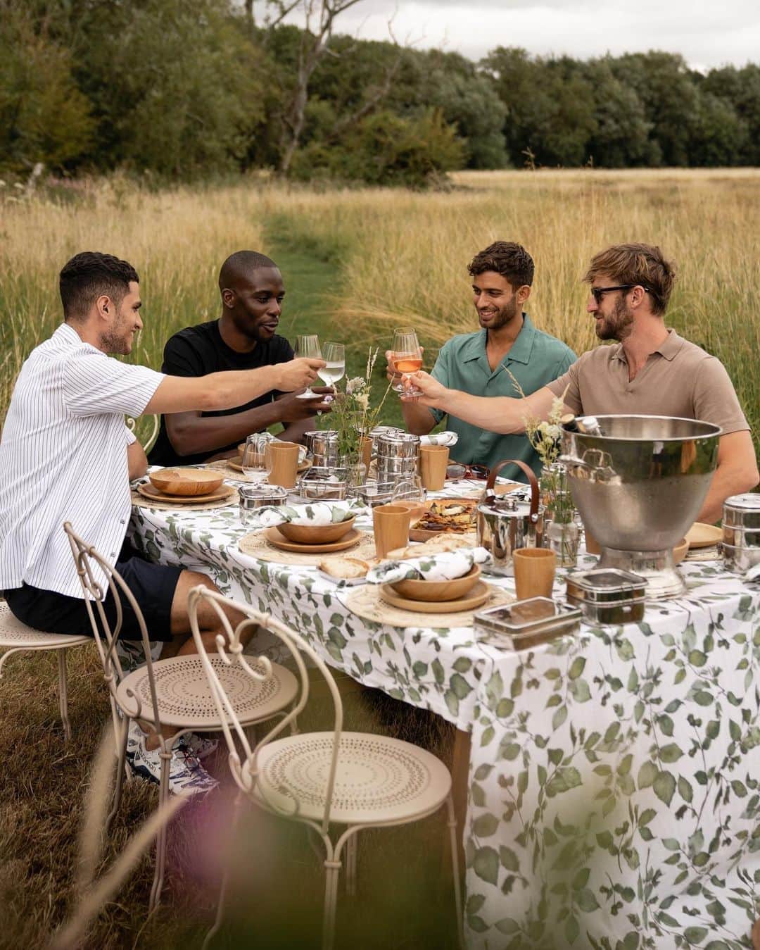 MR PORTERのインスタグラム：「Two of the most important ingredients for a great long weekend: good food and good company. Our #FriendsofMRPORTER got to work at the @thyme.england cookery school to prepare some locally-sourced dishes for lunch—and it really hit the spot. Bon appetit.  #MRPORTERLongWeekend」