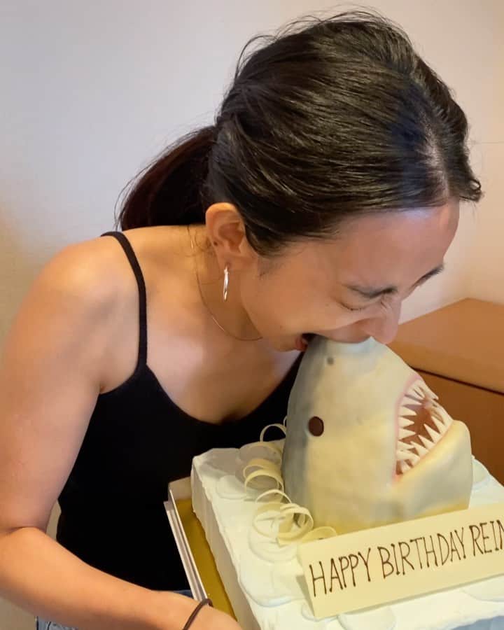 蒼あんなのインスタグラム：「れいな出演の「Deep Blue Sea3」のプレス向け試写会がありました！ そこでこんなすごいサメケーキ出てきた🤣🦈🎂❤️❤️食べられる前に食べてやるがテーマですね✌️素敵な誕生日になりました☺️✨ 日本語吹き替え版は10/9からです\(^o^)/✨✨是非観てね~！  Reina終於打到鯊魚了！🤣 她出演的「深海狂鲨3」敬請期待喔！🦈✨ #深海狂鲨3 #deepbluesea3 #shark #サメ #🦈」