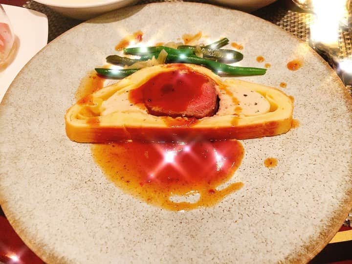 のインスタグラム：「友達と寝起きでプール貸し切りでいっぱい泳いだ♡りなも泳げるようになりたい🌼泳げる人って本当に尊敬するし憧れる😍✨これとっても美味しかった🍽💕いっぱい笑って楽しかった🐰♡✨いつもありがとう♡ #ヒルトン東京」