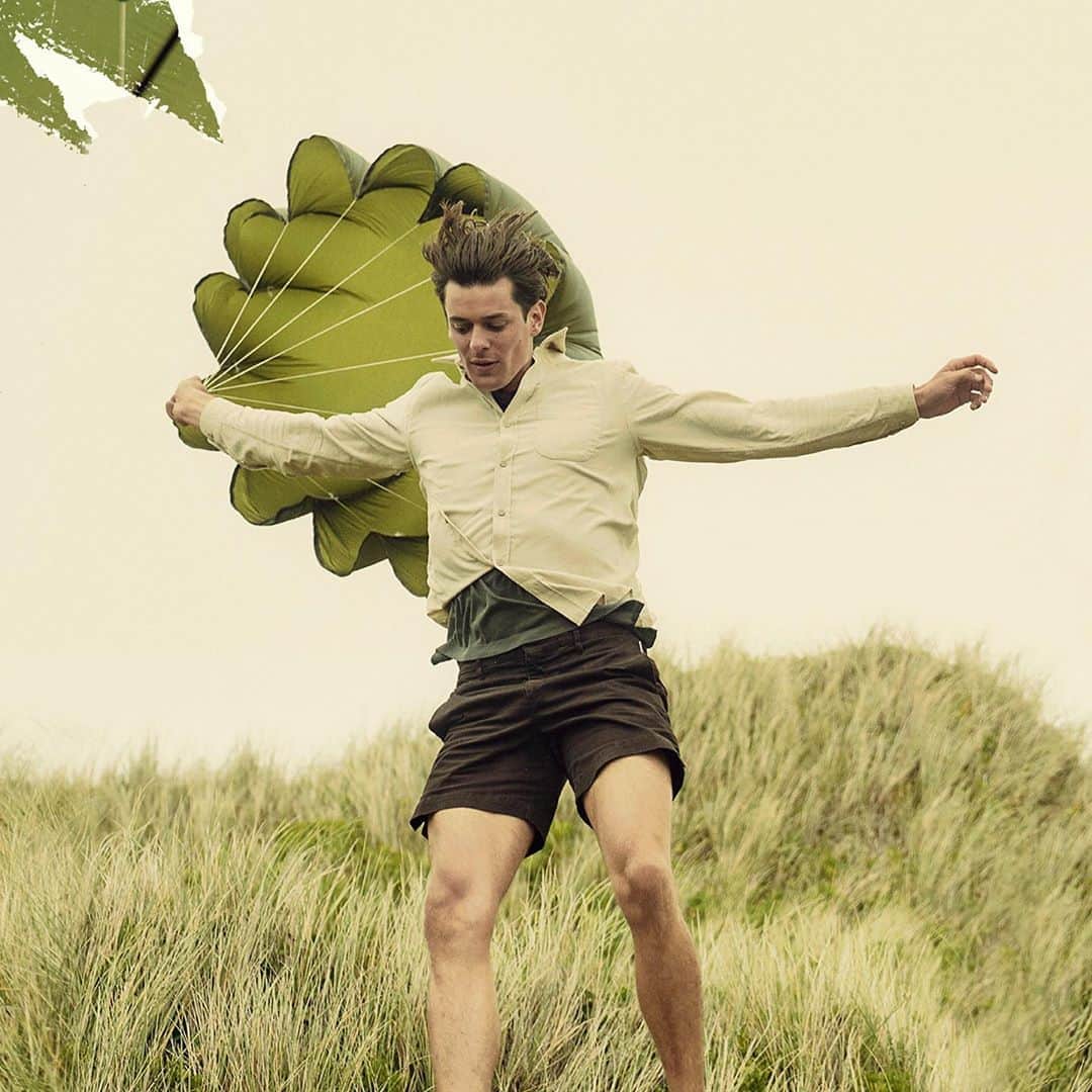 オールバーブラウンのインスタグラム：「Jump for joy this weekend in the greener side of our latest collection, featuring earthy Olive and Dark Umber colourways. Tap to shop or explore more via the link in bio. #DoseOfSun #OrlebarBrown #OBsAroundTheWorld」