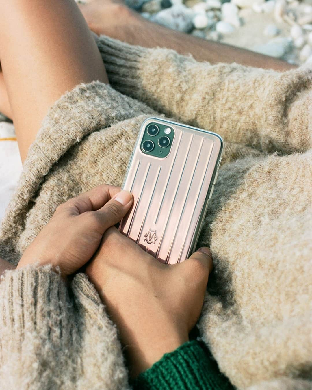 リモワさんのインスタグラム写真 - (リモワInstagram)「“Summer Flings” photographed by Zhenya and Tanya Posternak in New York State, Summer 2020.⁣ ⁣⁣ ⁣RIMOWA Iridescent Groove iPhone Case, available in stores and at RIMOWA.com.」8月30日 0時00分 - rimowa