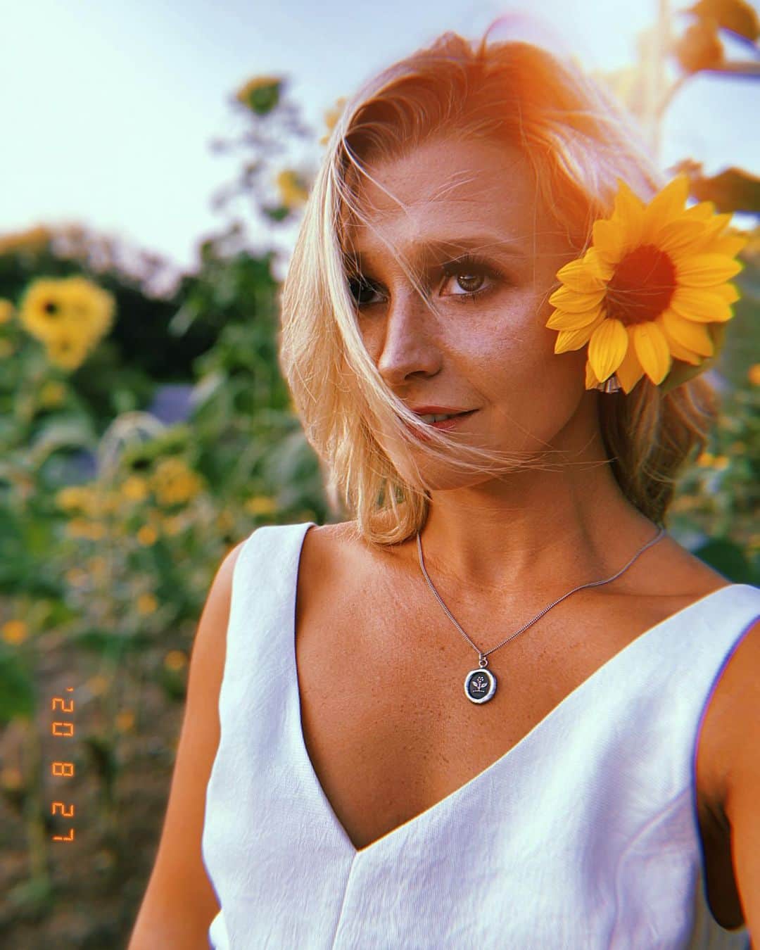 カーステン・ムーア＝タワーズのインスタグラム：「grace in your heart; flowers in your hair 🌻 • • #howellsfarm #sunflower #sunflowerfield #summer」