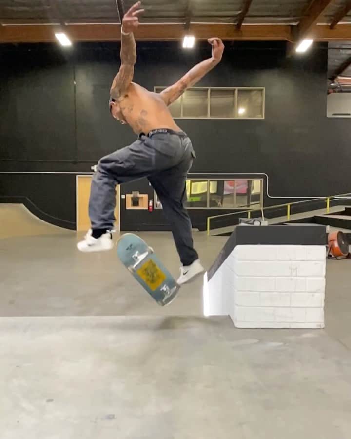 マニー・サンティアゴのインスタグラム：「@berrics session was 🔥 yesterday. @prod  @carlosribeiro91  @dr.johnmarti 📱: @lgustavocooper @cesar_vi」