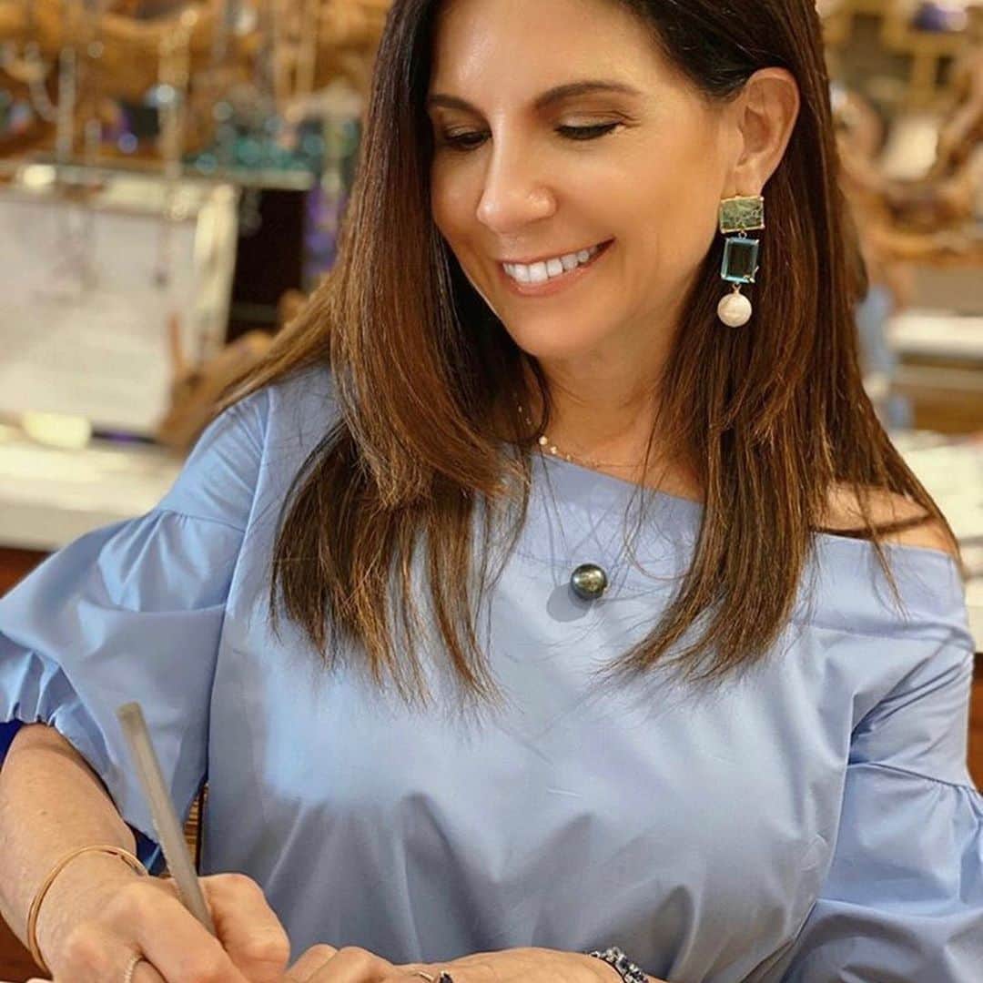 のインスタグラム：「My friend Vicky @mirosboutique is wearing our 4 in 1 earrings . #birthdaygirl. . . . . . #shopsmall #fashionboutique #womanownedbusiness #miami #earrings #interchangeablejewelry #bounkit #supportlocalbusiness #bespokejewelry #womanpower #earsperation」