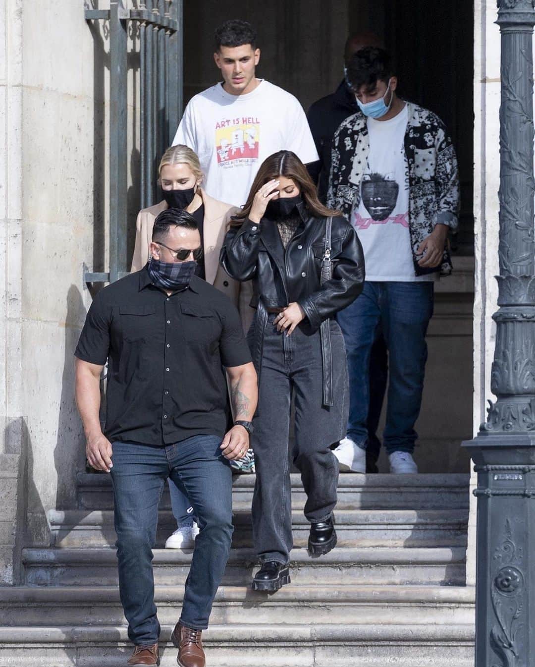 Just Jaredさんのインスタグラム写真 - (Just JaredInstagram)「Kylie Jenner was spotted in Paris on Friday with friends and an insider is speaking out about how they were allowed to visit the country despite the travel ban. Tap this photo at the LINK IN BIO for all the details. #KylieJenner Photos: Backgrid」8月30日 0時13分 - justjared