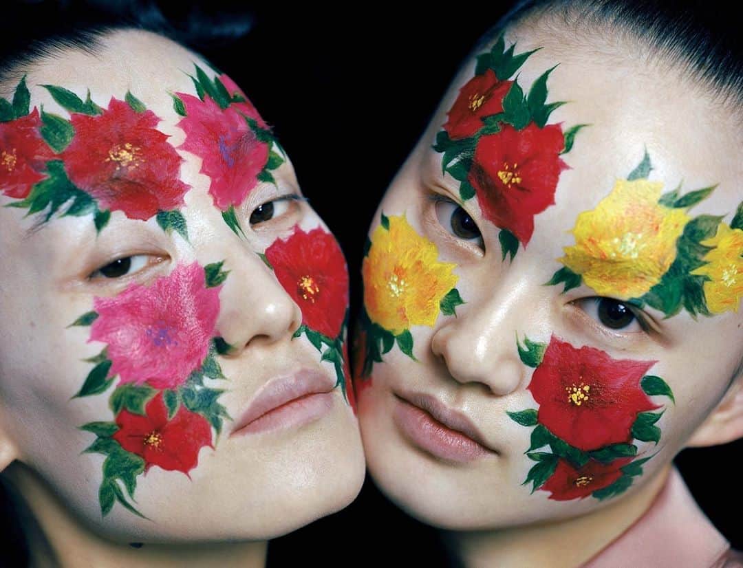 LOVE MAGAZINEのインスタグラム：「'What happens when you have to become your own theatre,' questions Shanghai-based photographer @lesliezhang1992 in his photo series for #LOVEDiaries. With the absence of theatre and storytelling, Zhang took to creating his own narrative, summoning the stage from home in a sequence of histrionic portraits fuelled with drama and an insight into Chinese theatre. And while the theatre industry faces a fearful existential crisis, Zhang's willingness to document the thrill of the playhouse confirms the age-old adage: all the world's a stage.  Photographer @lesliezhang1992 Fashion editor @audreyhuaudrey Hair @minghuzhanghair Make-up @xinmiao1988 Set design @lesliezhang1992 Models @heconghc, @linazhanglina Giant flower set design @sweetpotatochiu Thanks to WStudios」