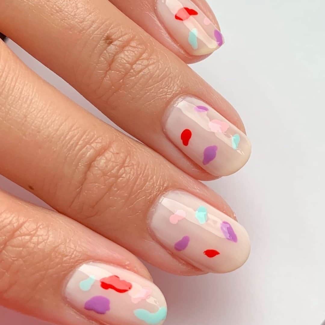 Target Styleのインスタグラム：「Holding on to summer with some "terrazzo" nail art. 💅 by @michellesaundersjames  Use one coat of @essie Ballet Slippers as your base, then use a wooden stick to create your organic shapes!:  ❤️ - essie Yes I Canyon 💜 - essie Play Date 💚 - essie Mint Candy Apple 💗 - essie Fiji」