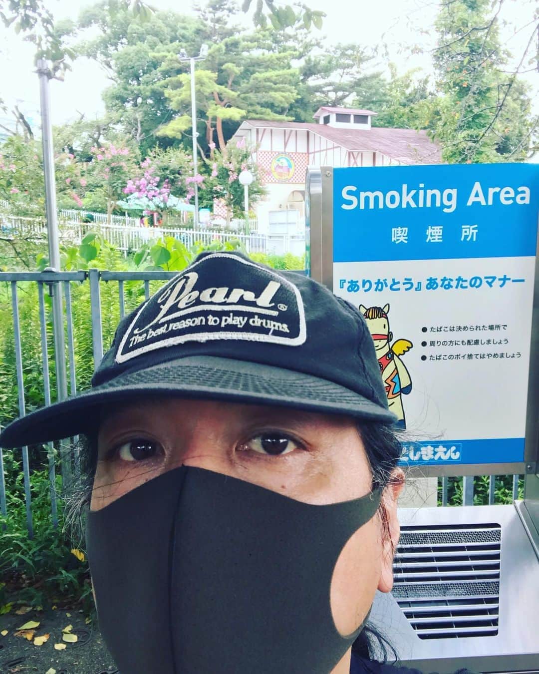 sakura (ドラマー)さんのインスタグラム写真 - (sakura (ドラマー)Instagram)「喫煙所にて…5 園内の喫煙所コンプリート!! プール入口傍の喫煙所 このプール施設内でトナカイの着ぐるみを着たっけ… あの時の3D映像って未だ見たことがない… どんなのだったんだろう… #としまえん #生首」8月30日 0時24分 - yasunori_sakurazawa