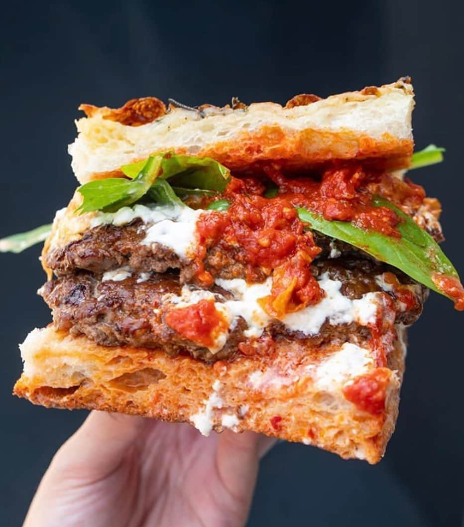 SHAKE SHACKさんのインスタグラム写真 - (SHAKE SHACKInstagram)「We ❤️ NYC, so we teamed up with the crazy-good Upper West Side pizza joint @mamas_too to bring our hometown a one-day-only collab earlier this week! 🍔x🍕  The Mama’s TOO! Burger featured two Angus beef patties topped with Stracciatella cheese, spicy ‘nduja tomato sauce, bitter greens + crispy garlic on homemade focaccia. 🤤  What local restaurant would you love to see us collab with next?   📸: @befatbehappy #shakeshack」8月30日 0時26分 - shakeshack