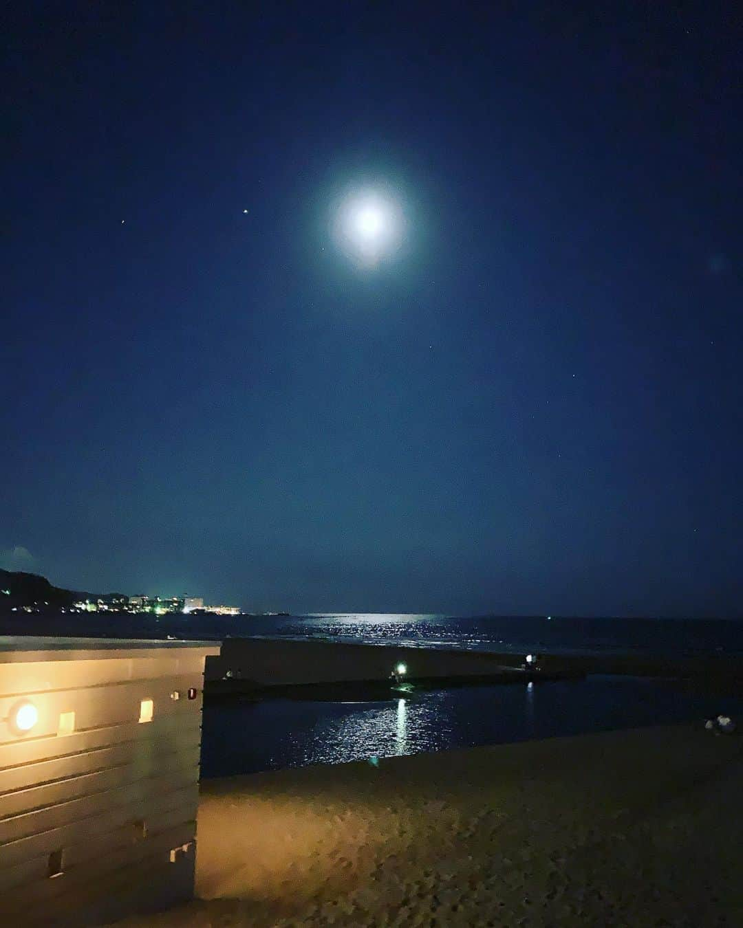 石田ひかりさんのインスタグラム写真 - (石田ひかりInstagram)「夜の由比ヶ浜 お月さまが水面に映ってきらきらして むかし次女の日記に 「パンケーキのようなお月さまがうみにうつって ひかりの道ができていました」 みたいなことを 書かせたことを思い出した☺️ #パンケーキお月さま🥞」8月30日 0時27分 - hikaringo0525