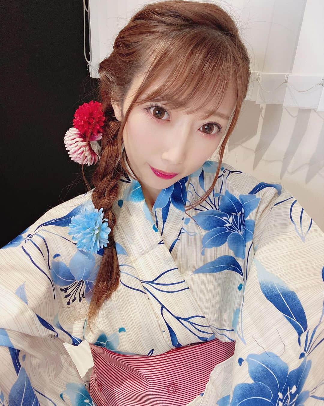 愛迫みゆさんのインスタグラム写真 - (愛迫みゆInstagram)「また浴衣着れたよーーー👘⭐️ 買っておいた葵 木綿子カラーの おnewな浴衣着れました☺️💙 . . 紺とかはあったけど こうゆう爽やかな青は とっても新鮮でした☺️✨ でももう青色も自分でも見慣れてきました🥺💙笑 . . 3人で浴衣着て浴衣配信も とっても楽しかったですぅ🥰 . . お祭りとかは今年は行けないけど 色々夏を感じられている気がしてます(♡˙︶˙♡)💕 お祭りは皆なにが好き？？？─=≡Σ((( つ•̀ω•́)つ ⭐️ 私はいちごを削らせた いち氷がだいすき😭🍓たべたい、、、 . . #虹色の飛行少女　#愛迫みゆ」8月30日 0時33分 - aisakomiyu