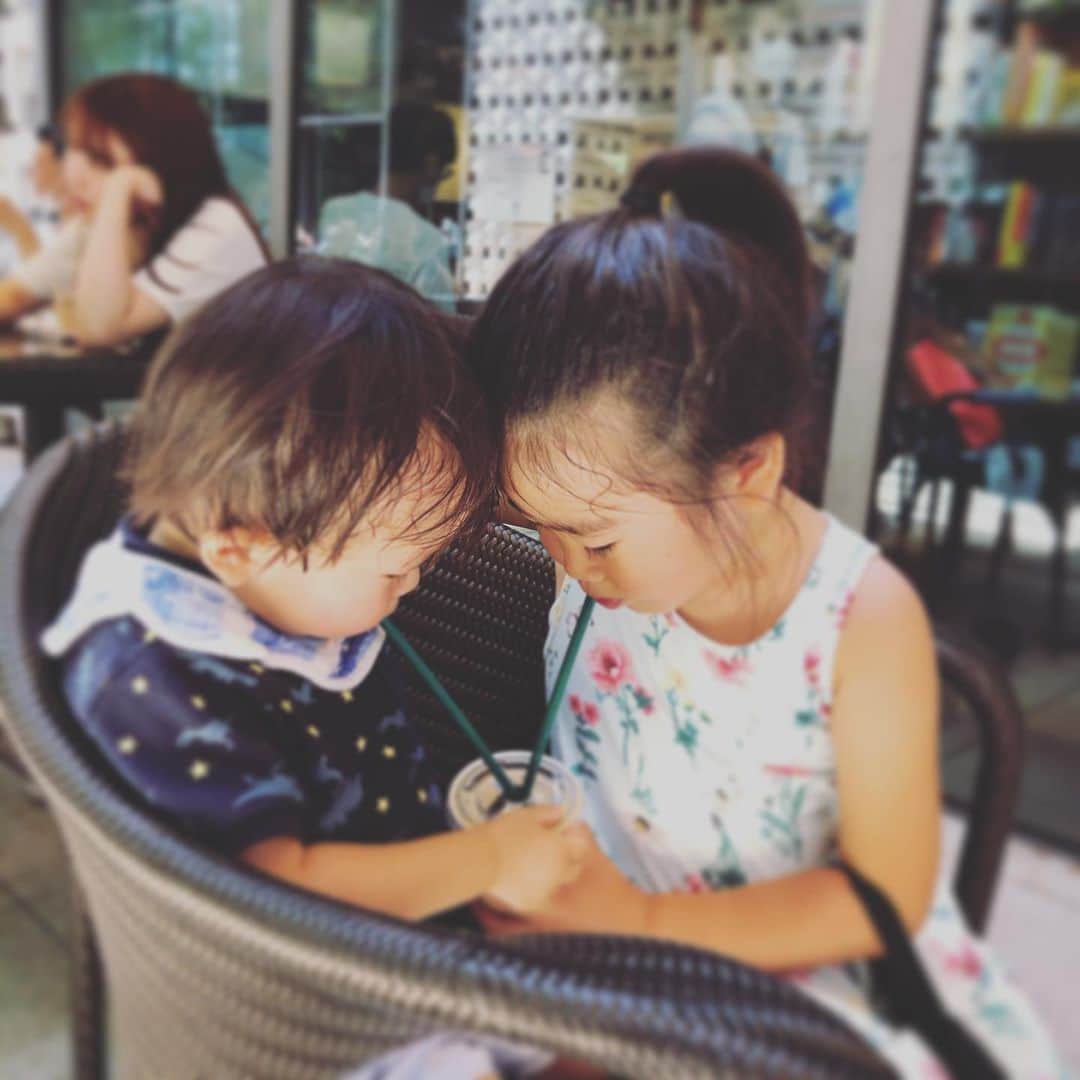 Koya Takeiのインスタグラム：「娘、息子は仲良し。 外は真夏でもこうやって楽しんでる姿をみる休日も最高だな。 #最高の休日のすごし方 #休日の過ごし方」