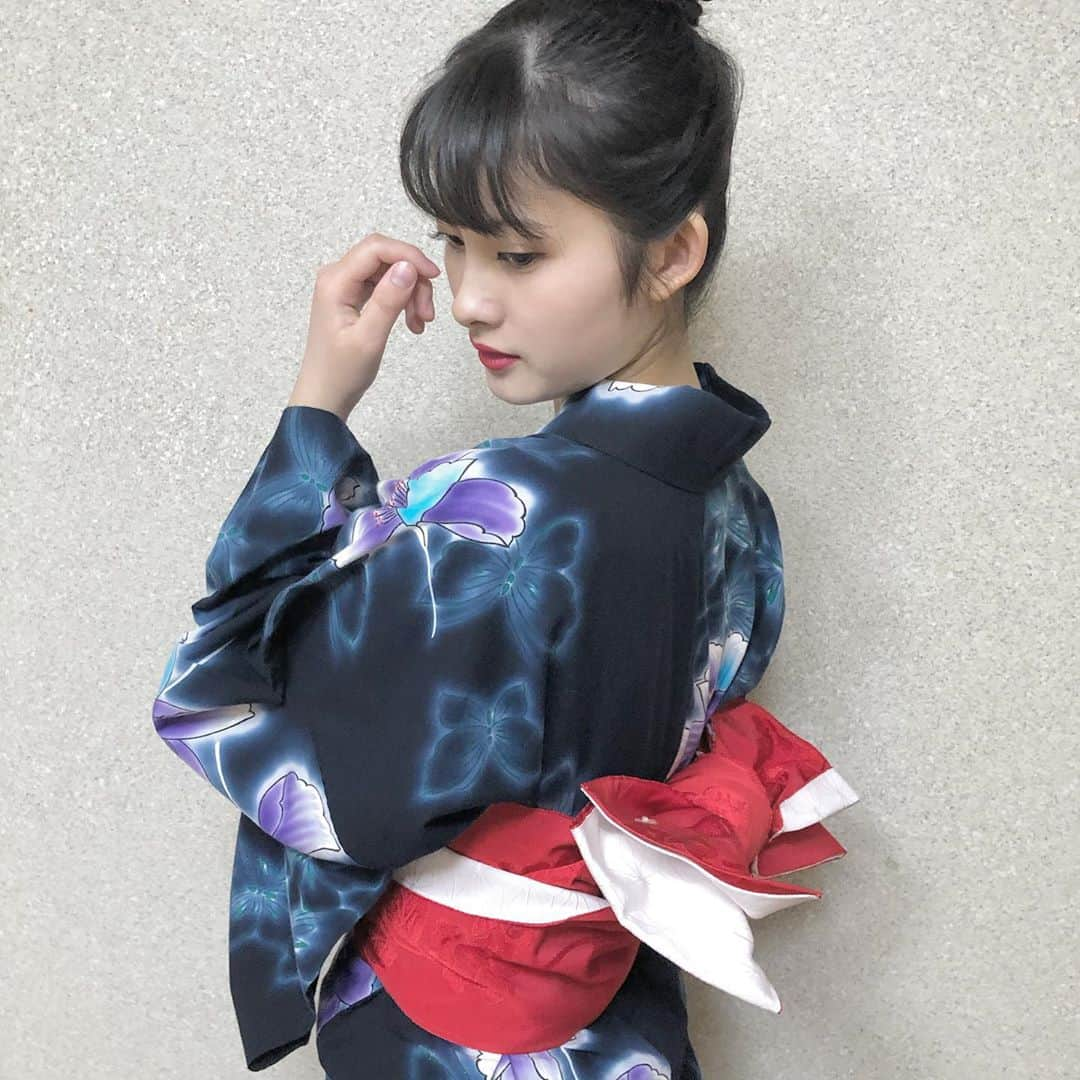 鵜川もえかのインスタグラム：「♥ 同じ浴衣でも帯がちがうだけで雰囲気全然変わるよね🙈 ・ ちなみにもえは3.4枚目の紫と水色のが好きです︎︎☺︎ ・ みんなはどの帯が好きですか？？🙄🙄 もう夏も終わっちゃうな~😫 ・ #浴衣 #今年は花火大会行けなかった😫 #来年は花火大会あるといいな」