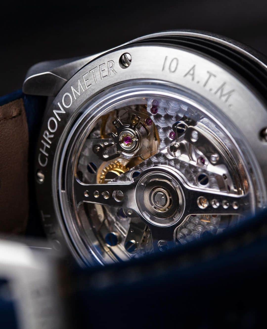 のインスタグラム：「Which 'engine' powers the Bremont @Jaguar D-Type watch?⁠⠀ ⁠⠀ • Calibre 131/4’’’ BE-50AE automatic movement⁠⠀ • 42 hour power reserve⁠⠀ • Water resistant to 10 ATM, 100 metres⁠⠀ • 43mm satin and hardened Trip-Tick® case construction⁠⠀ ⁠⠀ ...all running with the heritage of the stunning Jaguar car from the 1960s.⁠⠀ ⁠⠀ Tap to own the D-Type watch.⁠⠀ ⁠⠀ #bremont #bremontwatches #jaguar #dtype #etype #lemans #classicracing #racingheritage #britishracing #drivingwatch #luxurycar #luxurywatch #motorsport #speed #racecar #britishengineering」
