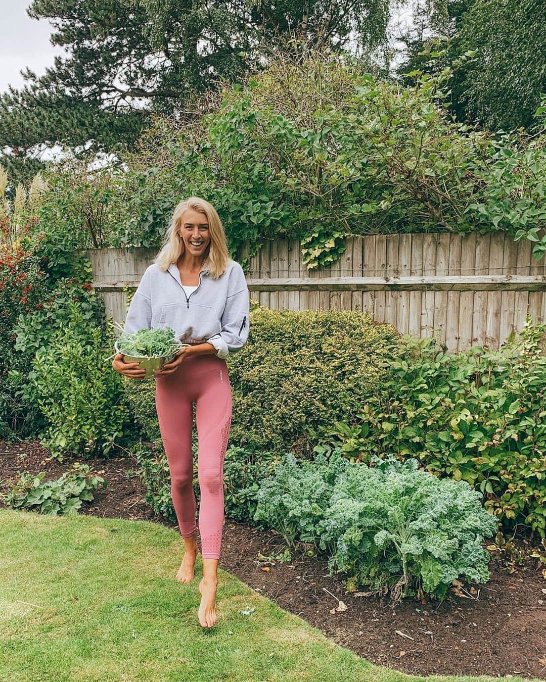 Zanna Van Dijkさんのインスタグラム写真 - (Zanna Van DijkInstagram)「Picking fresh kale from our garden for dinner tonight 🌿 As a Yorkshire gal I have dreamt of the day that we can have our own veg patch and I’m SO excited to learn from my dad how to grow our own produce 🥰❤️ 📍 @oursurreynest 🇬🇧 #oursurreynest #homesweethome #countryhome #surreyhome #surreylife #surreyliving #outdoorliving」8月30日 0時43分 - zannavandijk