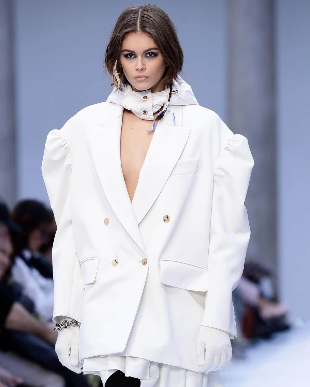 Fashion Weekのインスタグラム：「Will still be wearing this all-white @maxmara look long after Labor Day. Show here, @kaiagerber on the #MaxMara February 2020 runway. 📸 by @gettyimages」