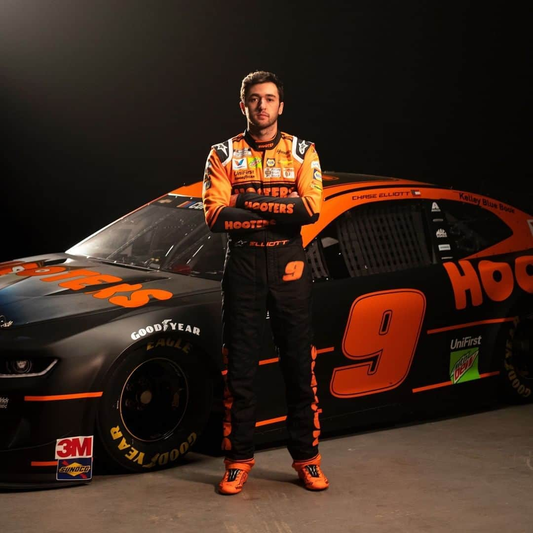 Hootersさんのインスタグラム写真 - (HootersInstagram)「Chase and the Night Owl take on Daytona TONIGHT! 🦉  Cheer on @chaseelliott9 with the Race Day Special — Fried Pickles and a pitcher of domestic beer or Mountain Dew for just $15!   Ordering pickup or delivery? Use code ONTHEFLY20 for 20% off $30+ orders or code ONTHEFLY25 for 25% off $50+ orders on HootersToGo.com or our app.   *Valid at participating locations only. Cannot be combined with other offers.」8月30日 1時00分 - hooters