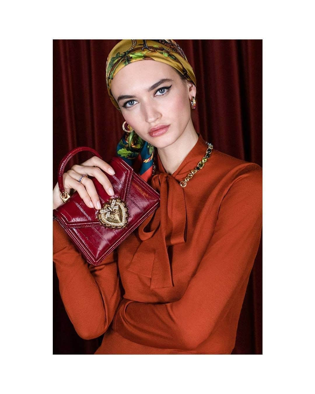 ドルチェ&ガッバーナさんのインスタグラム写真 - (ドルチェ&ガッバーナInstagram)「The copper wool sweater with a bow, an autumn-inspired foulard and a red #DGDevotion bag make up the #DGFW20 look.  Shot by @morellibrothers    Shop now at the link in bio.   #DGWomen #DolceGabbana」8月30日 1時00分 - dolcegabbana