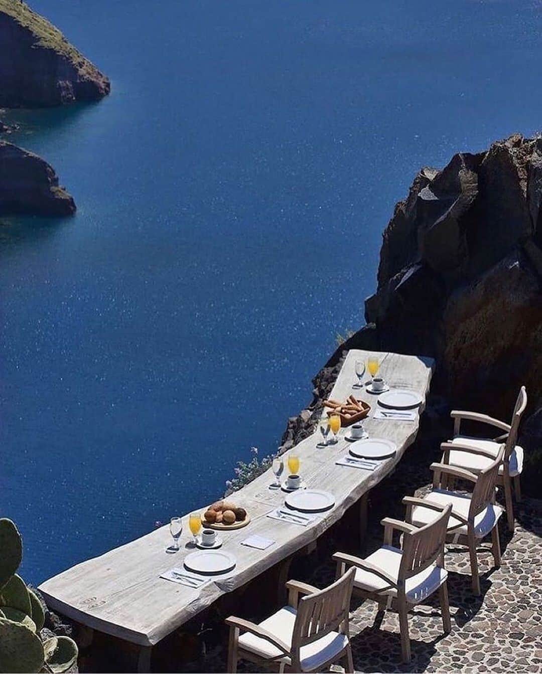 ジーエルシーオーのインスタグラム：「Breakfast with a view.⁠ ⁠ Photo: @cremedenuage」