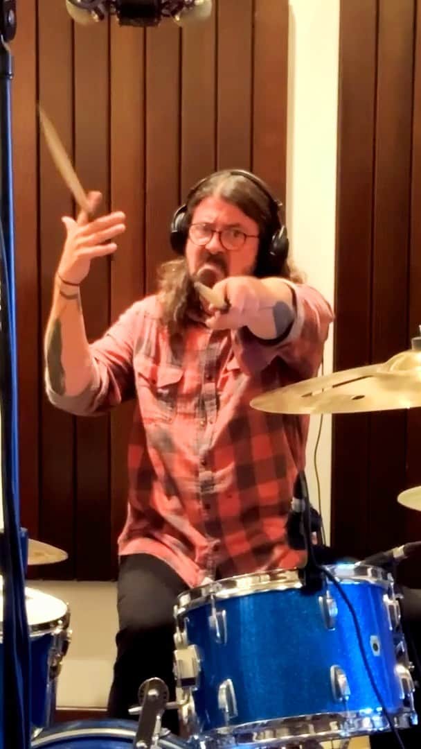 のインスタグラム：「Challenge accepted.   Haven’t played these songs in a loooooong time.....thanks for the inspiration!!!   Your move!!!   Your friend in rock, Dave   (Thanks to my daughter, Harper for letting me borrow her drum set)」