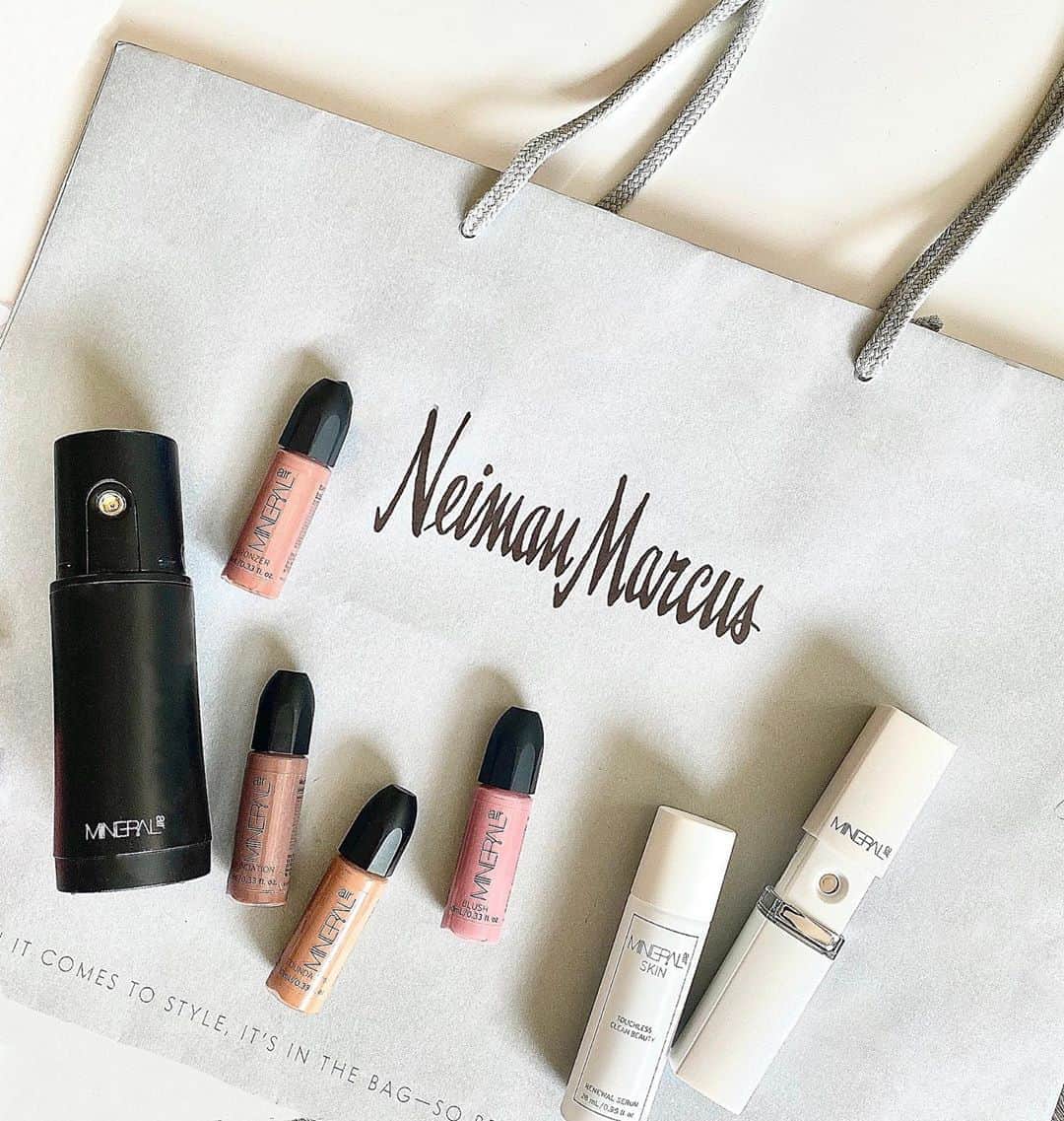 Mineral Airさんのインスタグラム写真 - (Mineral AirInstagram)「Big news: We're now available at @NeimanMarcus! 🎉 You can now shop everything Mineral Air, from our Complexion Starter Kit to our Renewal Serum System, ONLINE at neimanmarcus.com. ✨」8月30日 1時02分 - mineral_air