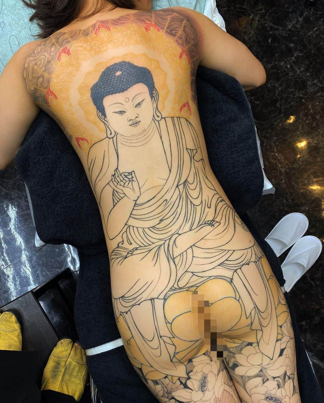 SHIGEさんのインスタグラム写真 - (SHIGEInstagram)「In progress Amida Nyorai,, Thank you Chihiro! @chihirosan2020 really looking forward to continue next time!  #shige #shigetattoo #shigeyellowblaze #yellowblazetattoo #黄炎 #阿弥陀如来 #南無阿弥陀仏 #極楽浄土 #日本刺青 #仏 #amida #amidanyorai #japanesetattoo #japaneseart #japan #inprogress @bishoprotary #bishoprotary @inkeeze #inkeeze #dipcaps #bishopfamily #fusionink #fusioninkproteam」8月30日 1時07分 - shige_yellowblaze